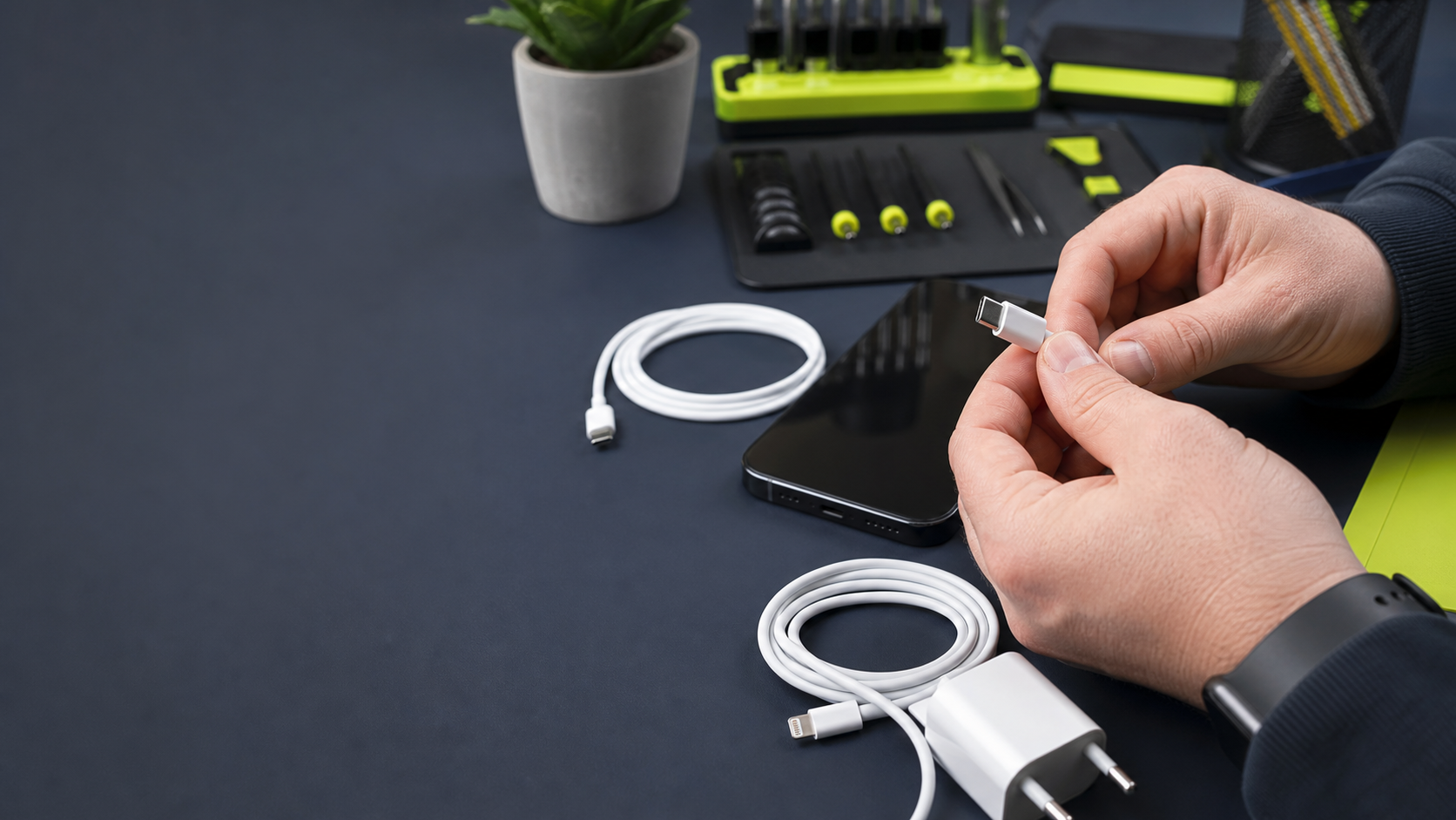 Tekniker undersøker USB-C- og Lightning-ladekabler